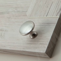 Ручки-кнопки Ручка-кнопка – это стильный и функциональный элемент мебельной фурнитуры, который придаст вашей мебели современный и элегантный вид. Изготовленная из высококачественных материалов, она сочетает в себе прочность, долговечность и привлекательный дизайн. Эта ручка-кнопка имеет компактную и лаконичную форму, которая идеально впишется в любой интерьерный стиль. Ее минималистичный дизайн создает ощущение чистоты ...