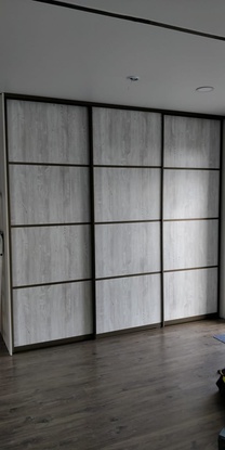 Двери-купе в проём со вставками ЛДСП в чёрном профиле софт тач